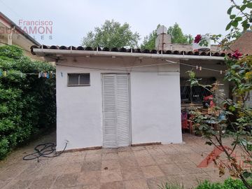 ZONA RESIDENCIAL- LOTE PROPIO  240 m2 - COCHERA Y FONDO CON DEPENDECIA