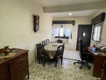 ZONA RESIDENCIAL- LOTE PROPIO  240 m2 - COCHERA Y FONDO CON DEPENDECIA