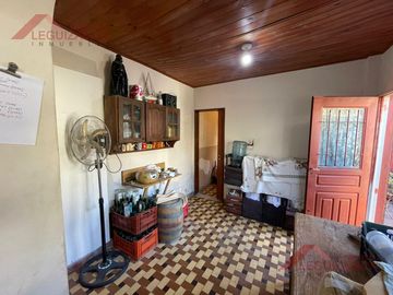 ZONA RESIDENCIAL- LOTE PROPIO  240 m2 - COCHERA Y FONDO CON DEPENDECIA