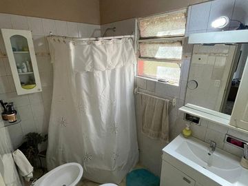 ZONA RESIDENCIAL- LOTE PROPIO  240 m2 - COCHERA Y FONDO CON DEPENDECIA