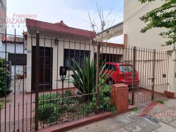 ZONA RESIDENCIAL- LOTE PROPIO  240 m2 - COCHERA Y FONDO CON DEPENDECIA