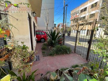 ZONA RESIDENCIAL- LOTE PROPIO  240 m2 - COCHERA Y FONDO CON DEPENDECIA