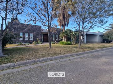 Club de Campo Mendoza 3 dormitorios 374 m2