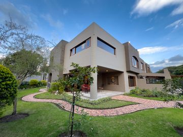 I3 CASA DE LUJO DE VENTA EN CUMBAYA