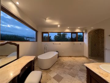I3 CASA DE LUJO DE VENTA EN CUMBAYA