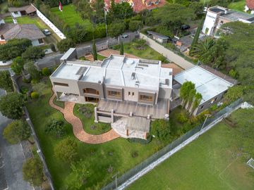 I3 CASA DE LUJO DE VENTA EN CUMBAYA
