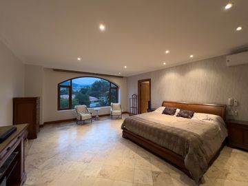 I3 CASA DE LUJO DE VENTA EN CUMBAYA