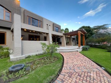 I3 CASA DE LUJO DE VENTA EN CUMBAYA