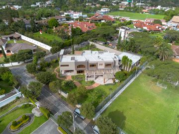 I3 CASA DE LUJO DE VENTA EN CUMBAYA