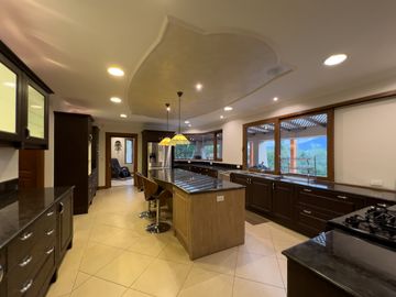 I3 CASA DE LUJO DE VENTA EN CUMBAYA