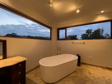 I3 CASA DE LUJO DE VENTA EN CUMBAYA