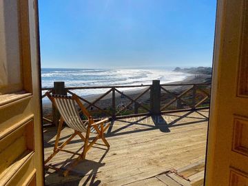Pichilemu, Original Casa en Primera Línea en Playa Infiernillo
