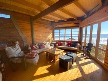 Pichilemu, Original Casa en Primera Línea en Playa Infiernillo
