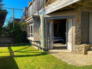 Pichilemu, Original Casa en Primera Línea en Playa Infiernillo