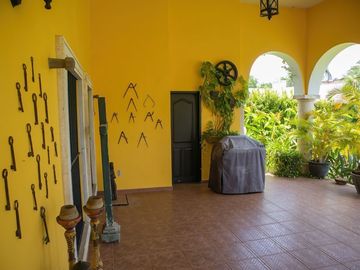 Hacienda Yucateca · 4 Recamaras · Alberca · Amplio Terreno