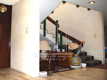 Casa Grande en Privada - Increíble Vista y Hermoso Jardín
