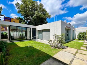 Hermosa casa en venta - Enorme jardín, diseño en una planta