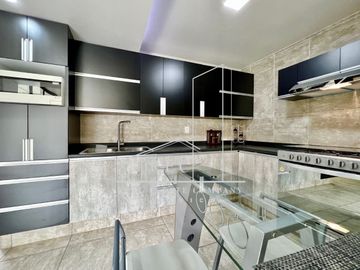 Hermosa casa en venta - Enorme jardín, diseño en una planta