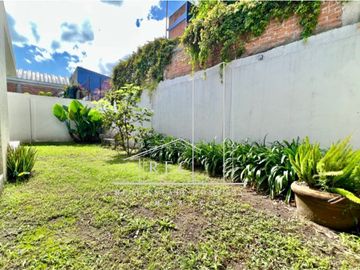 Hermosa casa en venta - Enorme jardín, diseño en una planta