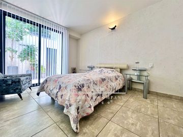 Hermosa casa en venta - Enorme jardín, diseño en una planta