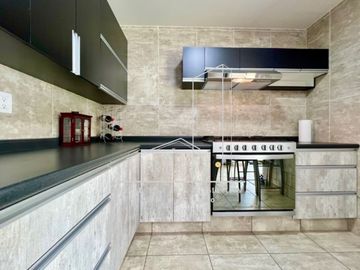 Hermosa casa en venta - Enorme jardín, diseño en una planta