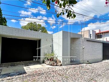 Hermosa casa en venta - Enorme jardín, diseño en una planta