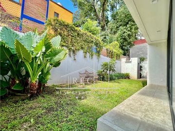 Hermosa casa en venta - Enorme jardín, diseño en una planta