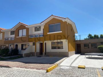 Venta Oportunidad casa con balcón y patio en conjunto sector la Viña 2 Tumbaco