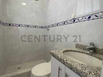 Venta Oportunidad casa con balcón y patio en conjunto sector la Viña 2 Tumbaco