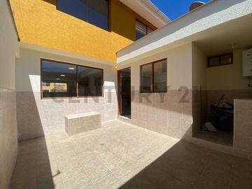 Venta Oportunidad casa con balcón y patio en conjunto sector la Viña 2 Tumbaco