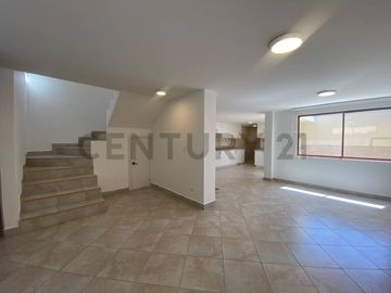 Venta Oportunidad casa con balcón y patio en conjunto sector la Viña 2 Tumbaco