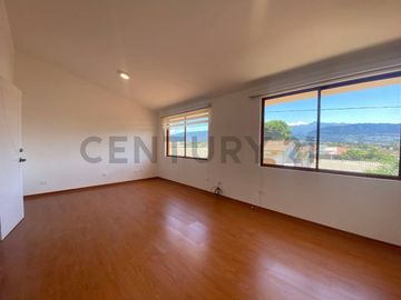 Venta Oportunidad casa con balcón y patio en conjunto sector la Viña 2 Tumbaco