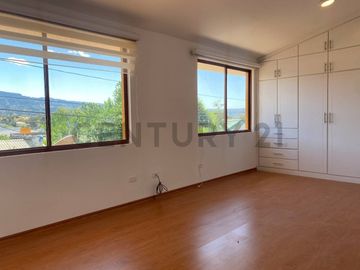 Venta Oportunidad casa con balcón y patio en conjunto sector la Viña 2 Tumbaco