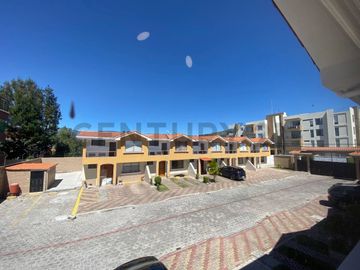 Venta Oportunidad casa con balcón y patio en conjunto sector la Viña 2 Tumbaco