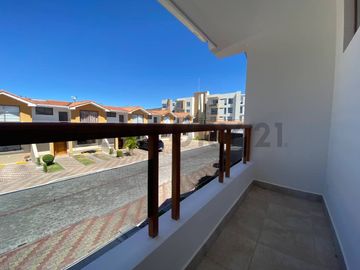 Venta Oportunidad casa con balcón y patio en conjunto sector la Viña 2 Tumbaco