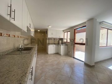 Venta Oportunidad casa con balcón y patio en conjunto sector la Viña 2 Tumbaco