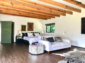 Hermosa casa moderna, rodeada de bosque a pasos de Club de Golf Avandaro