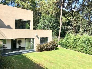 Hermosa casa moderna, rodeada de bosque a pasos de Club de Golf Avandaro