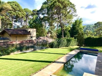 Hermosa casa moderna, rodeada de bosque a pasos de Club de Golf Avandaro