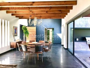 Hermosa casa moderna, rodeada de bosque a pasos de Club de Golf Avandaro