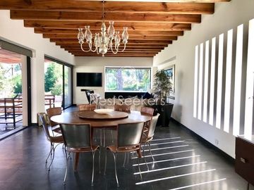 Hermosa casa moderna, rodeada de bosque a pasos de Club de Golf Avandaro