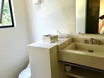 Hermosa casa moderna, rodeada de bosque a pasos de Club de Golf Avandaro