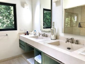 Hermosa casa moderna, rodeada de bosque a pasos de Club de Golf Avandaro