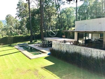 Hermosa casa moderna, rodeada de bosque a pasos de Club de Golf Avandaro