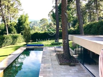 Hermosa casa moderna, rodeada de bosque a pasos de Club de Golf Avandaro