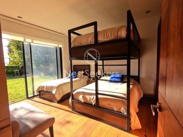 Preciosa casa moderna,  con vista al lago en la entrada del pueblo