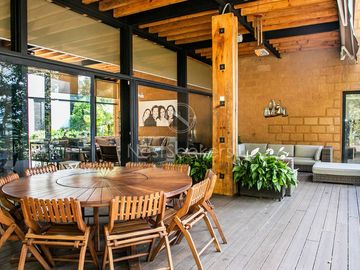 Preciosa casa moderna,  con vista al lago en la entrada del pueblo