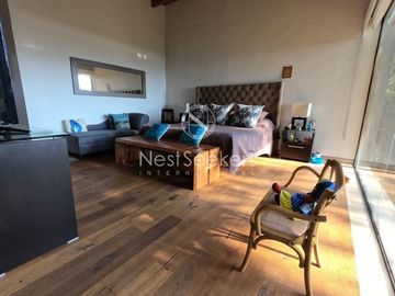 Preciosa casa moderna,  con vista al lago en la entrada del pueblo
