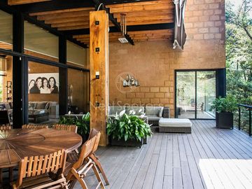 Preciosa casa moderna,  con vista al lago en la entrada del pueblo
