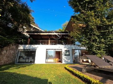 Preciosa casa moderna,  con vista al lago en la entrada del pueblo